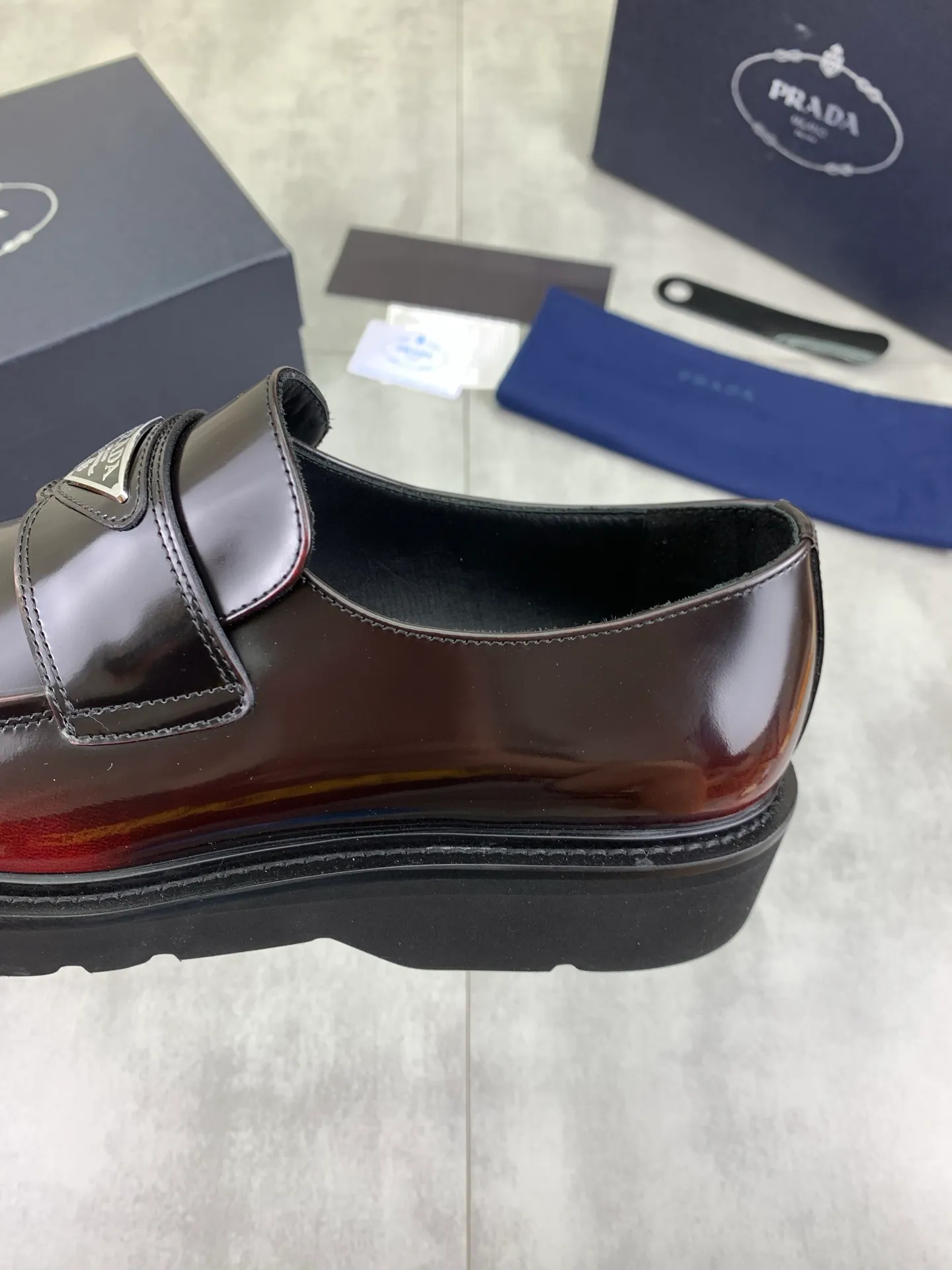 Factory price P860 💰Original quality, top version🔱 ＰＲＡＤＡPrada. Men's business casual leather shoes, top-quality leather shoes. 1:1 shipment ⬆️Luxurious and noble 👞All imported original color-rubbed edge beads, just to create a more comfortable wearing experience. Upper: Original comfortable open-edge bead rubbed color calfskin ➕Top imported water-dyed full cow lining, original lightweight and comfortable TPU foam combination bottom ✔️Code number: 39-45 (38.46 47 can be customized)